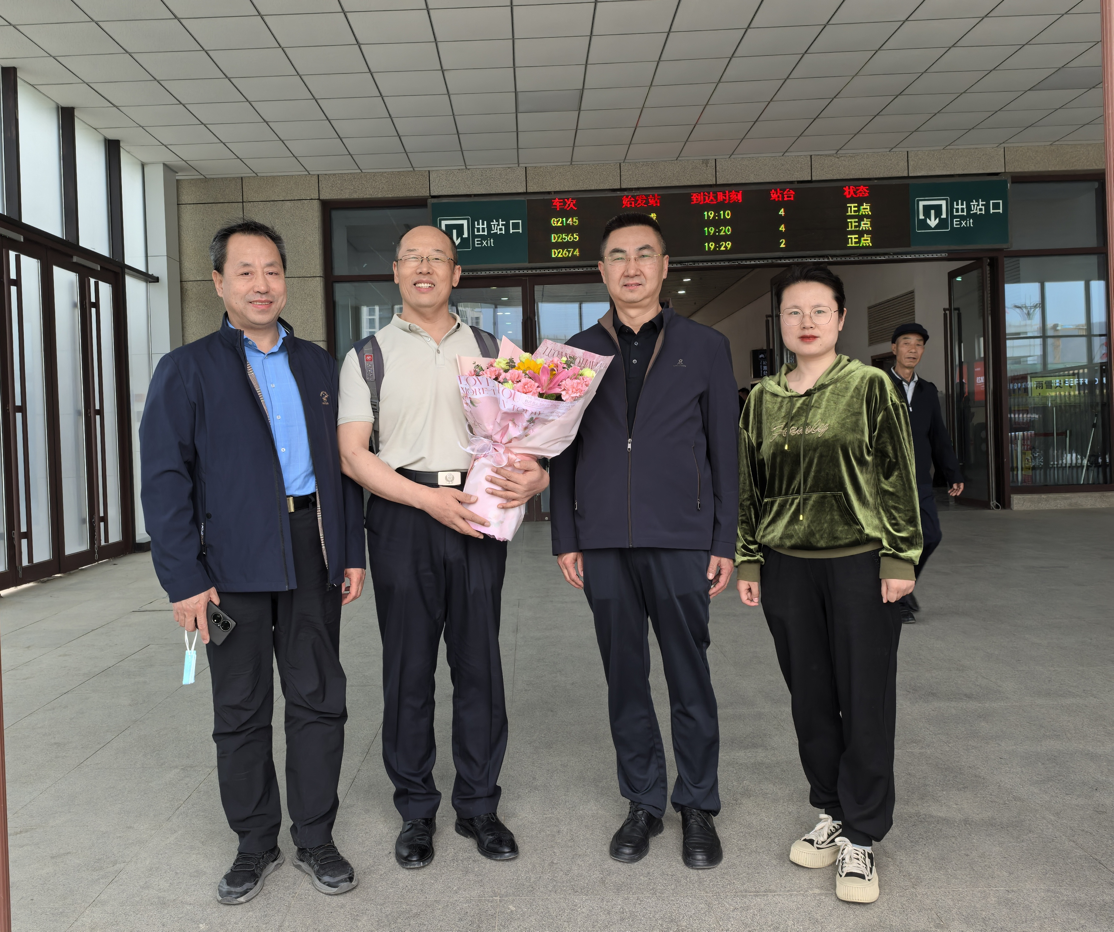 李志強(qiáng)接站 (2).jpg